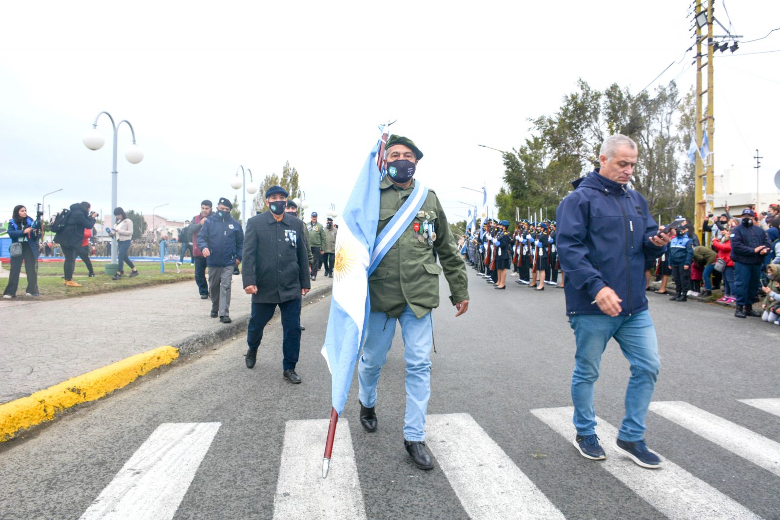 Los Veteranos marchando. (C.R) 