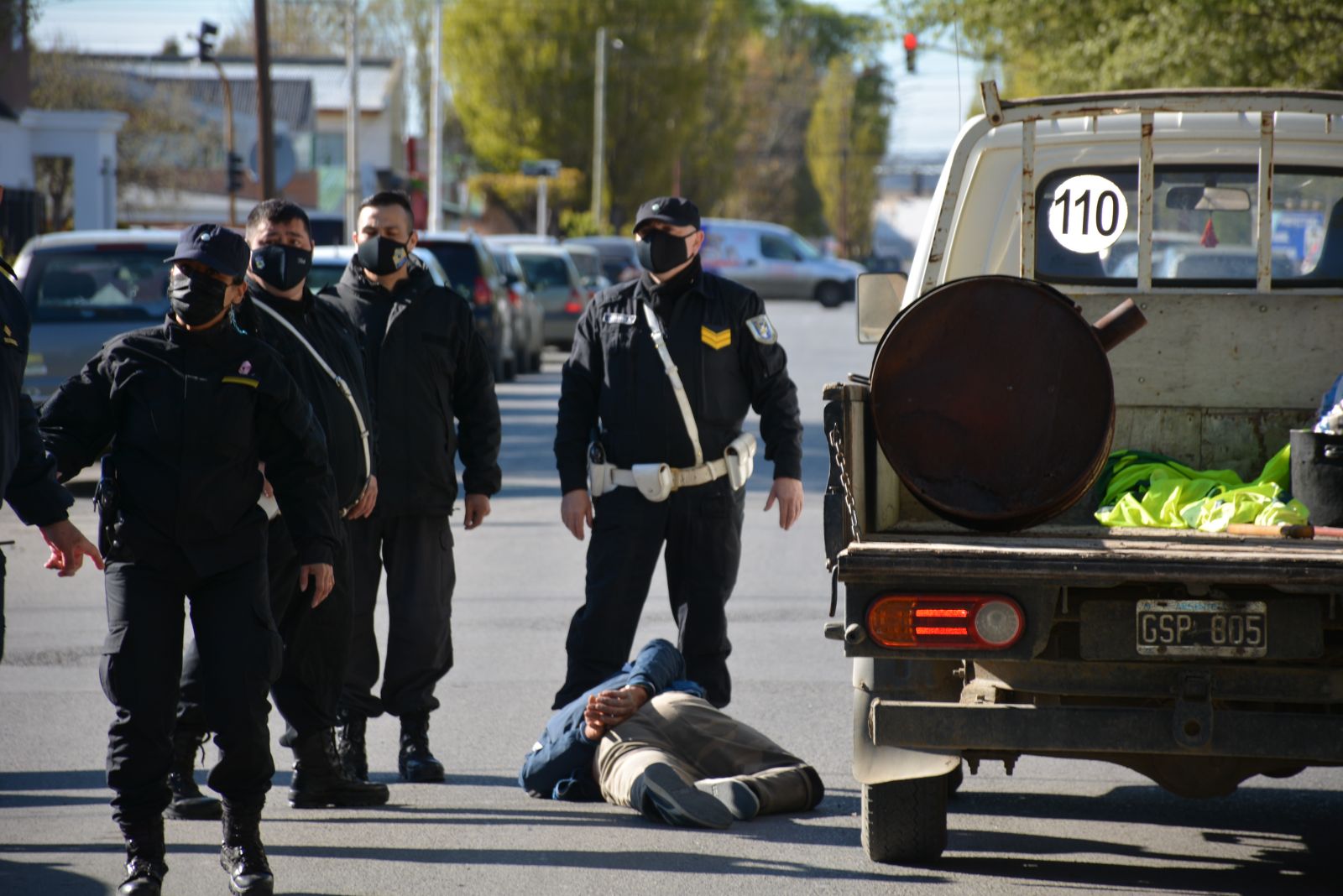 Detenidos por la policía. 