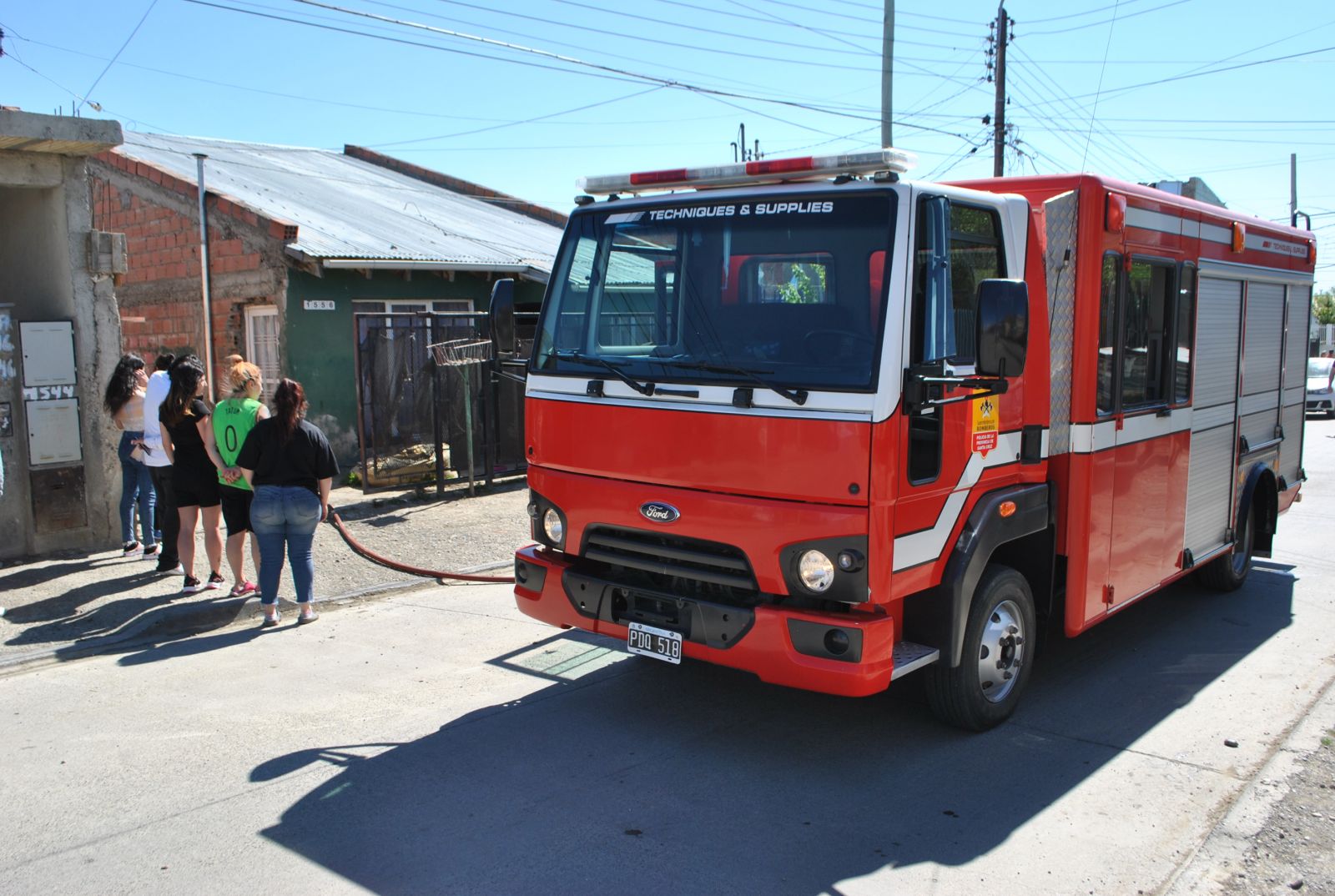 Bomberos en la vivienda damnificada. 