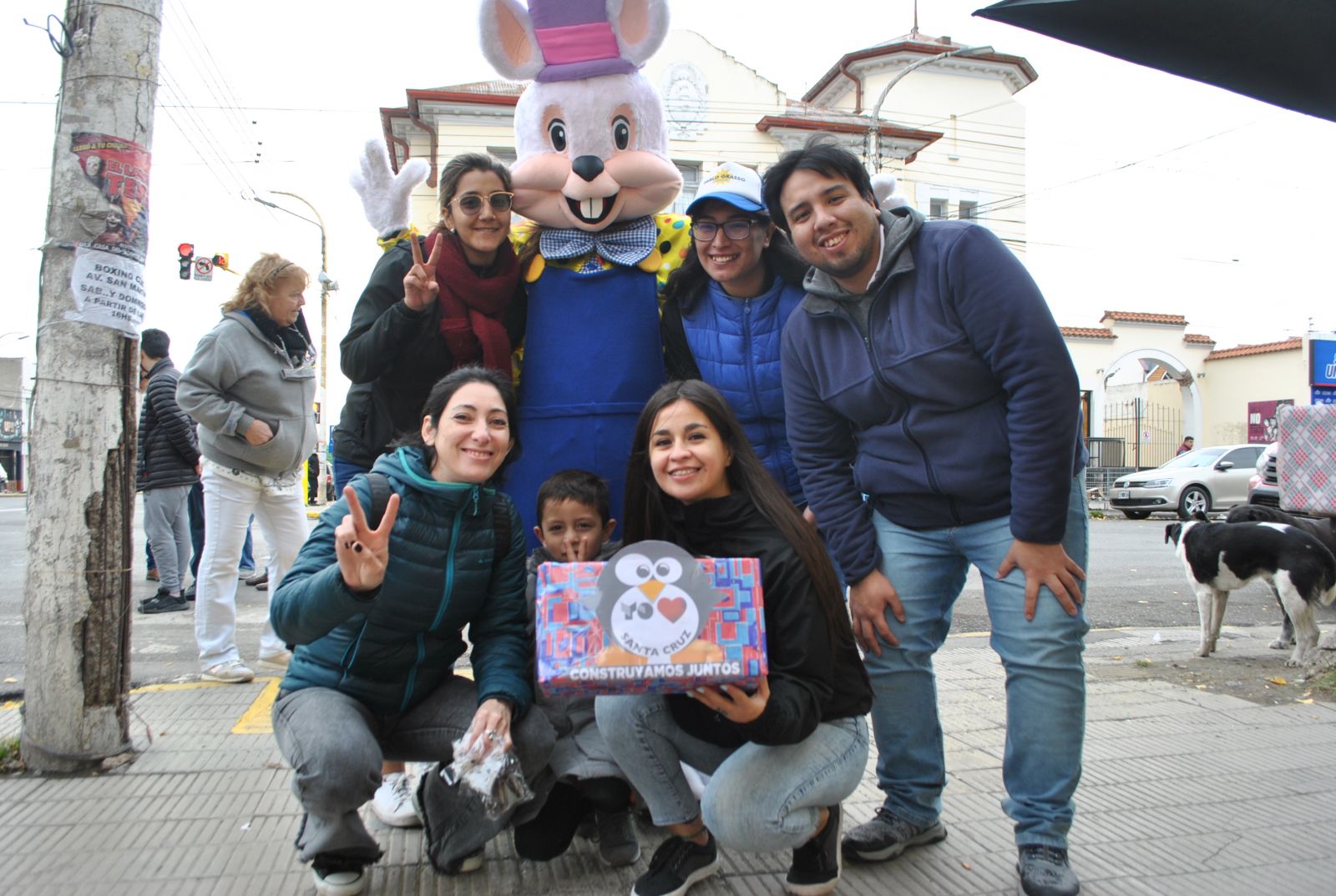 Militantes de Construyamos Juntos regalaron huevos de pascua. 