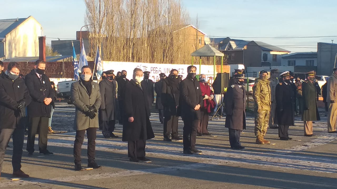 Autoridades en el acto por el Día de la Bandera. 