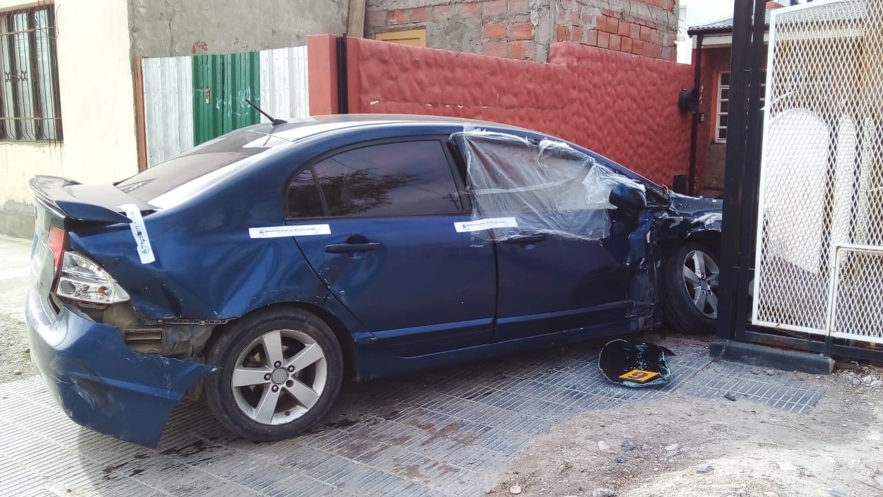 Honda Civic terminó contra la vivienda. 