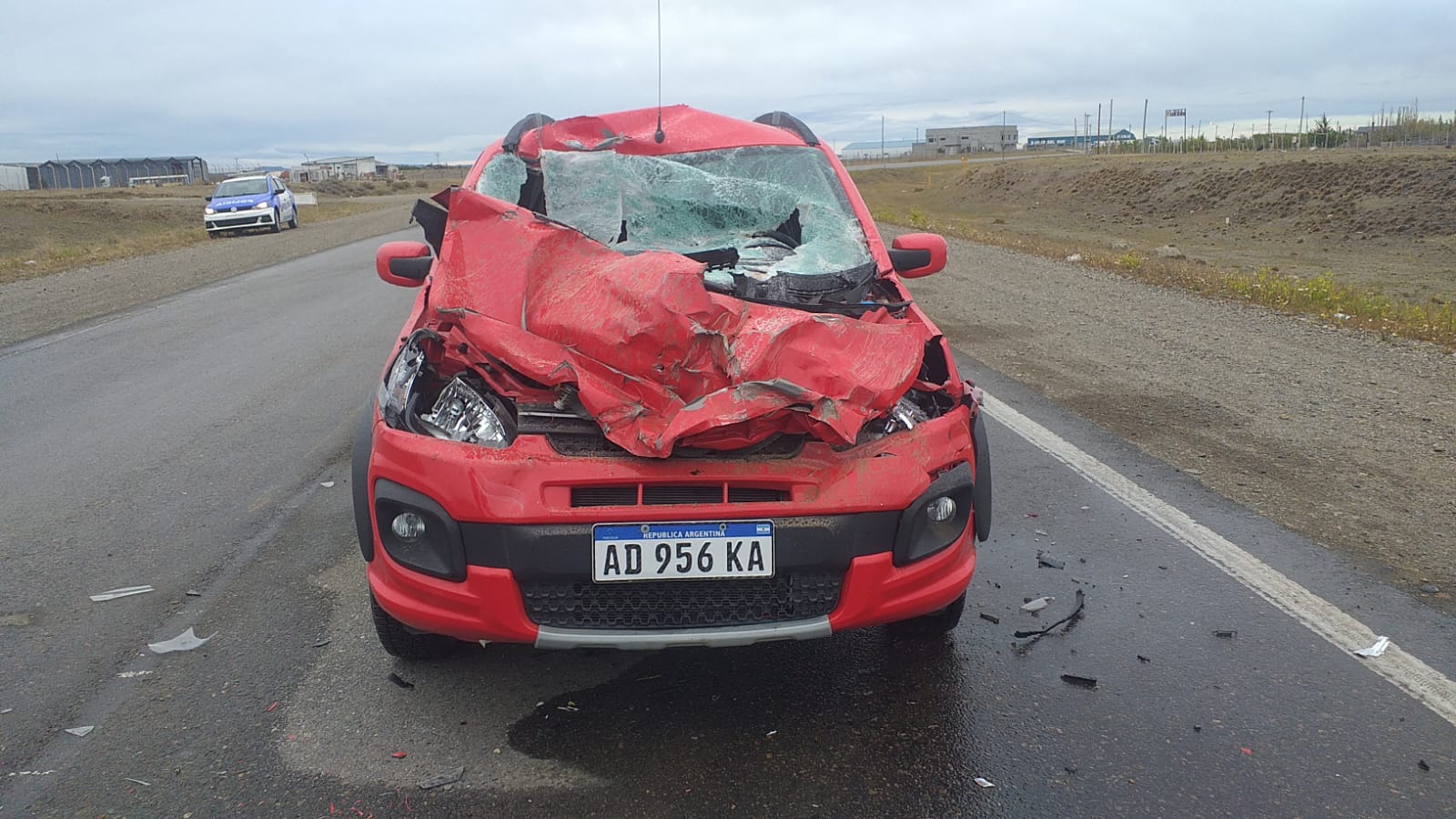 El vehículo destrozado en la parte frontal. 