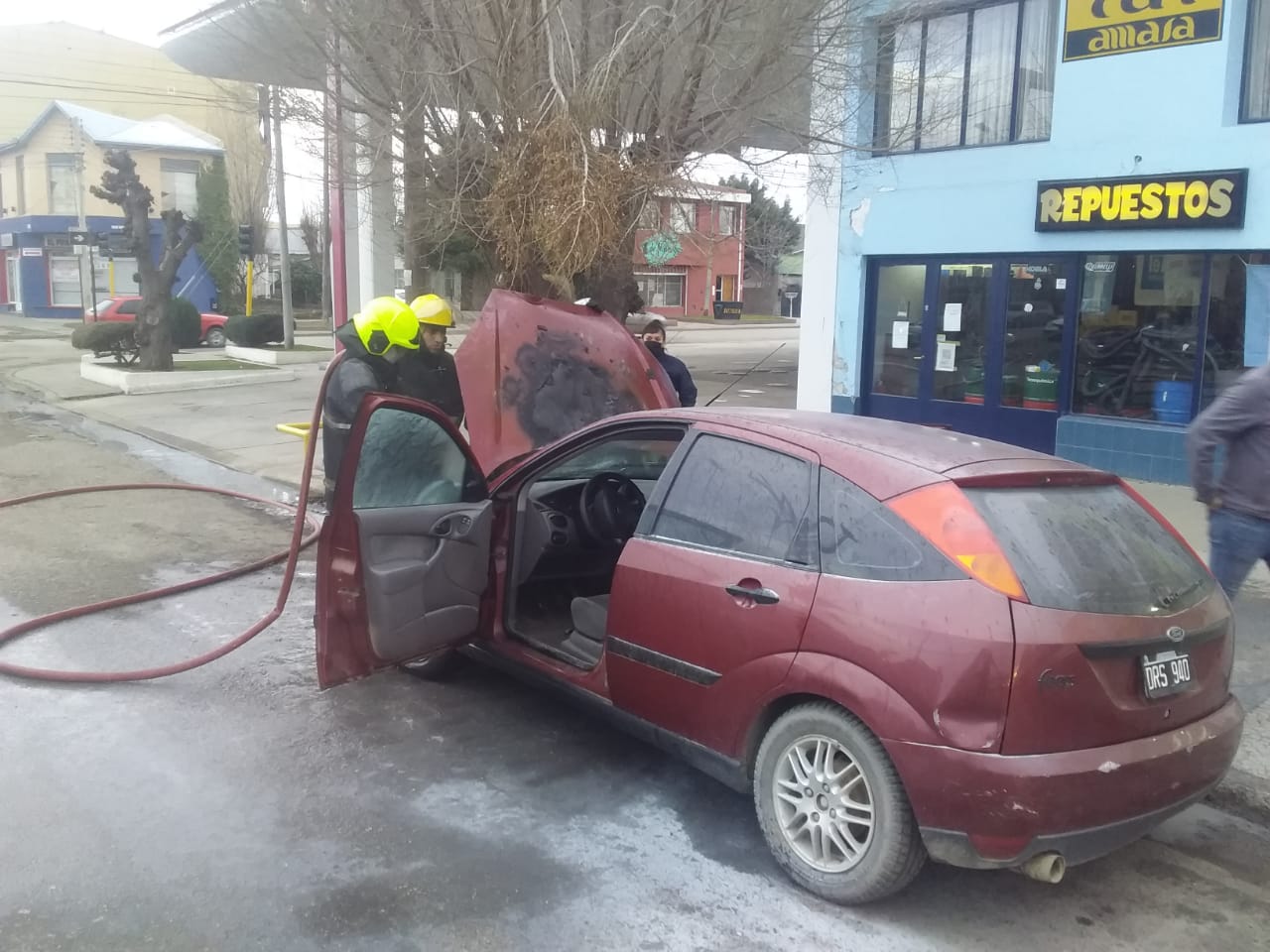 Bomberos intervinieron en el siniestro del auto. 