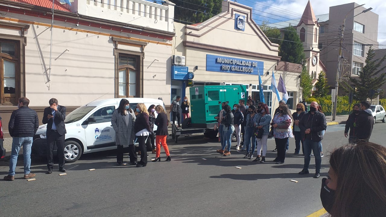 El acto de entrega de tres vehículos y un grupo electrógeno. 