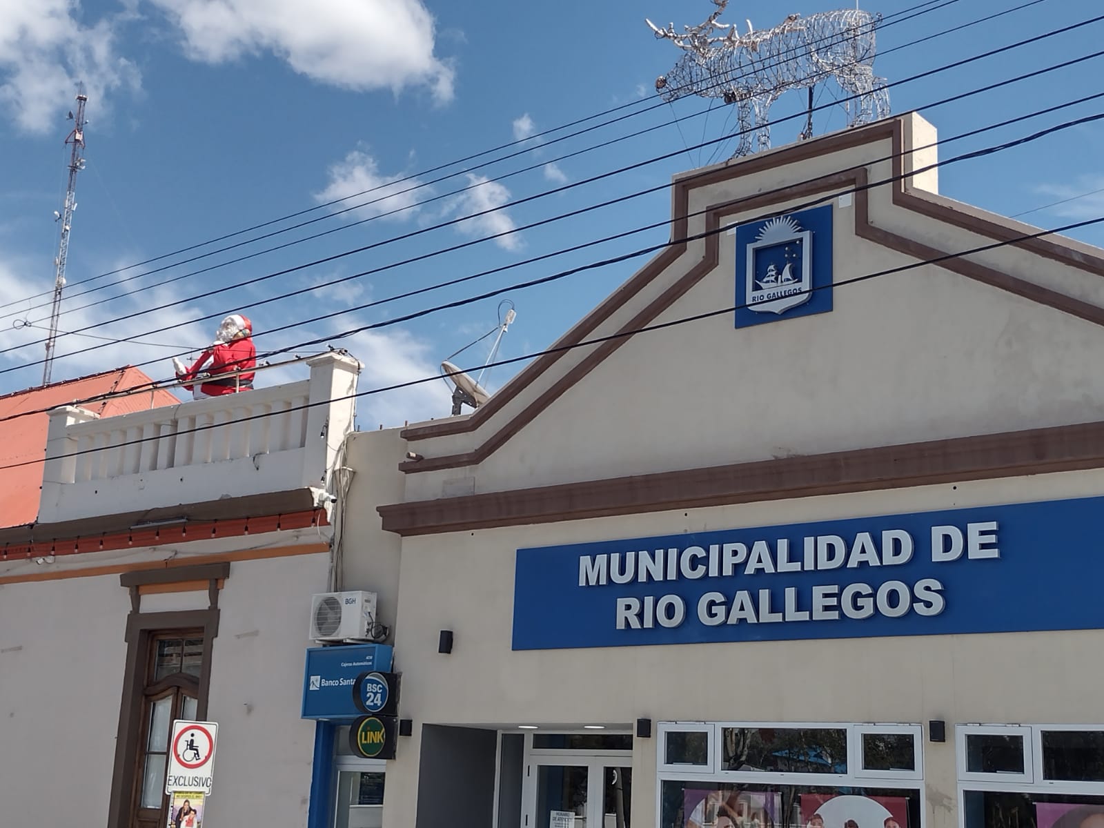 Papa Noel en el balcón del Municipio. 