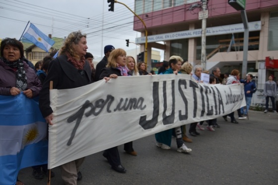 Gran convocatoria del 18F en calles centricas de Río Gallegos.(Foto: C. Robledo)