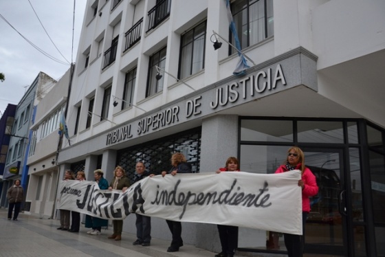 Gran convocatoria del 18F en calles centricas de Río Gallegos.(Foto: C. Robledo)