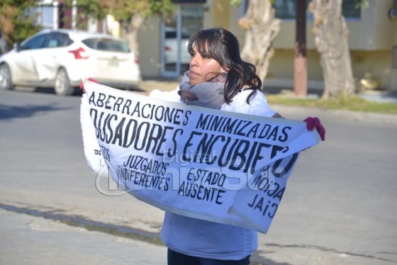 Padres que se encontraban en las afueras del predio de Prefectura indignados, se agolparon contra un movil de traslado policial. (Fotos: C. Robledo).