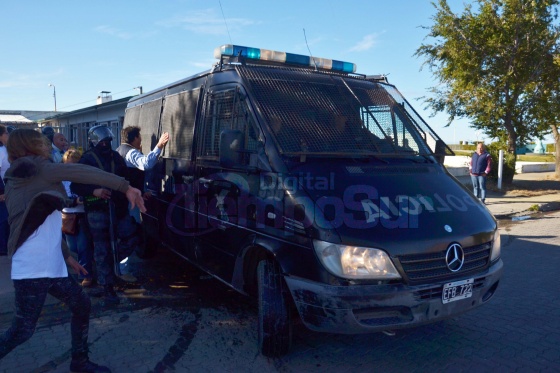 Padres que se encontraban en las afueras del predio de Prefectura indignados, se agolparon contra un movil de traslado policial. (Fotos: C. Robledo).