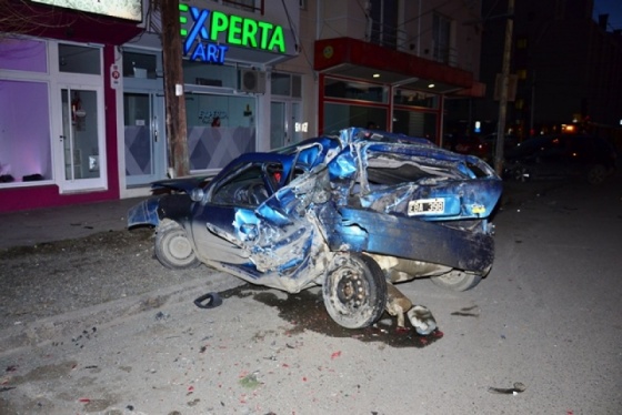 El rodado quedo volcado luego de colisionar dos autos estacionados. (Fotos : C. Robledo)