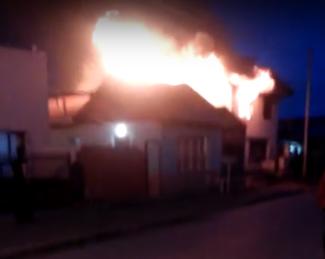 Momento en que se incendiaba la casa. 