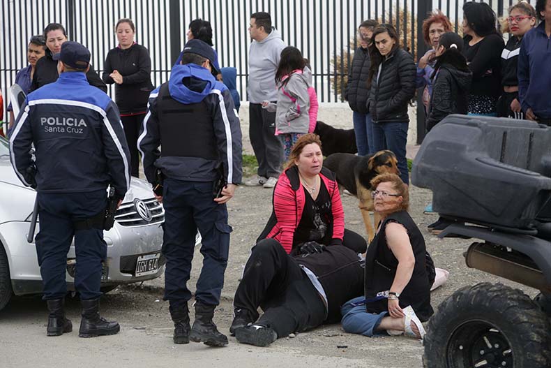 El hombre quedó tirado en la vereda. (C.G)