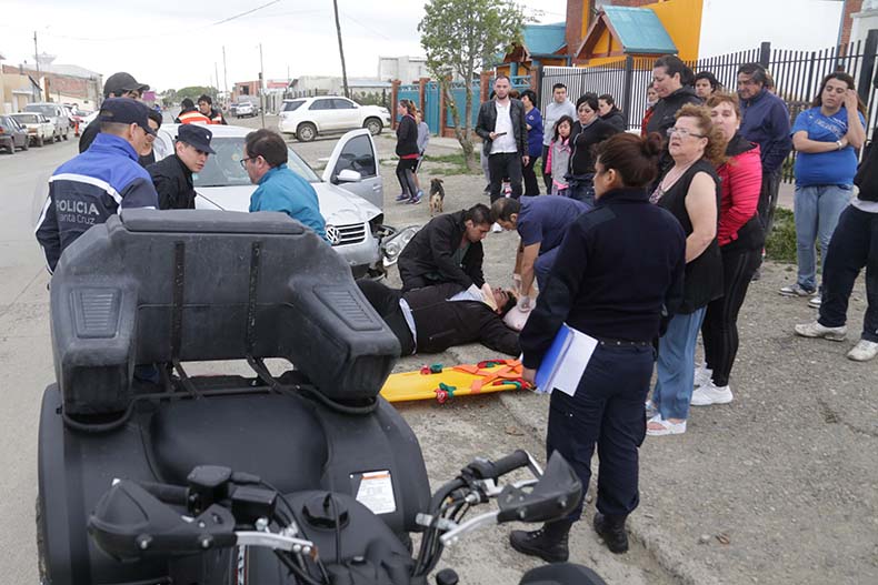 El hombre quedó tirado en la vereda. (C.G)