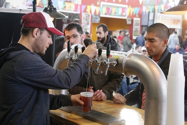 Con más de 12 puestos, la Rural abre sus puertas hasta las 23:00. 