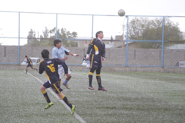 Despegándose del sintético con granizo, el salto de un jugador de Boca.