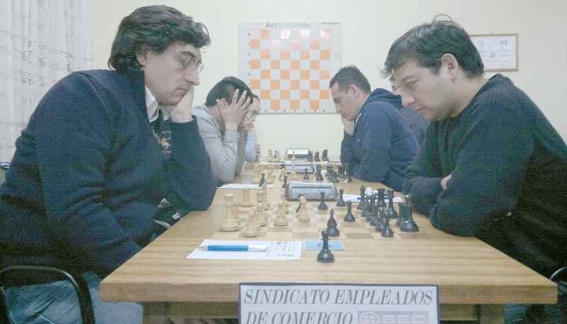 El riogalleguense, derecha, ganó cuatro de las nueve partidas.
