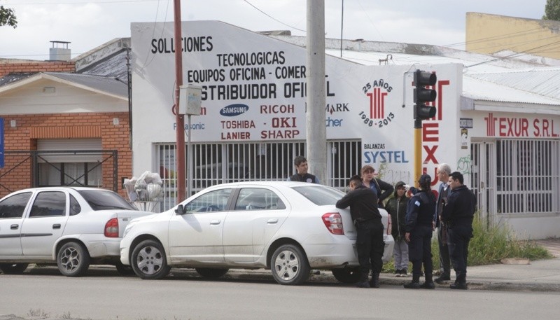 En la tarde del miércoles, la policía requisó el auto del violento. (C.G.)