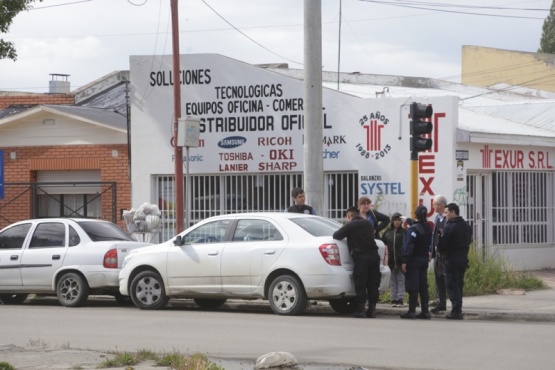 En la tarde del miércoles, la policía requisó el auto del violento. (C.G.)