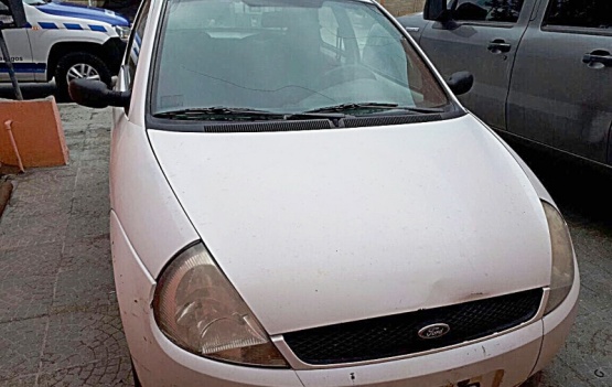 La policía secuestro el Ford Ka donde presuntamente se movilizaba el sujeto que prosigue prófugo. 