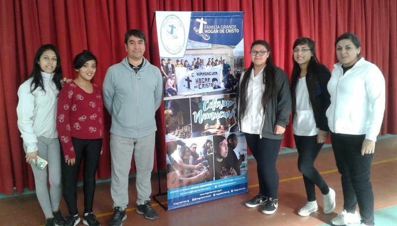 En la foto, algunas alumnas, la “profe” Daniela y Juan Velásquez.