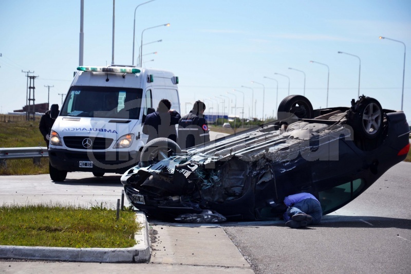 El conductor Salió ileso tras volcar su auto y arrastrar 150 metros. Foto(C. Robledo)