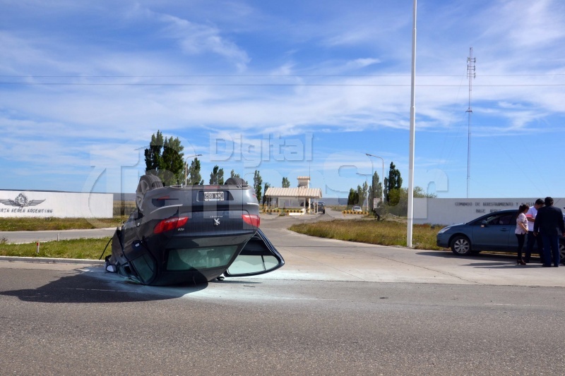 El conductor Salió ileso tras volcar su auto y arrastrar 150 metros. Foto(C. Robledo)