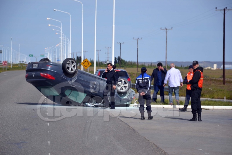 El conductor Salió ileso tras volcar su auto y arrastrar 150 metros. Foto(C. Robledo)