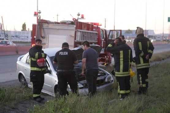 Un hombre perdió el control del rodado y terminó contra un alud de tierra