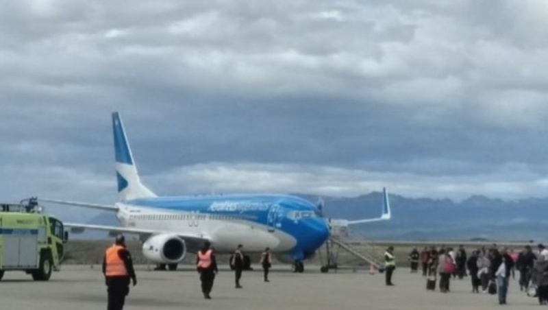 El avión aterrizó a las 13.50.