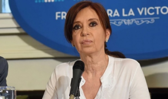 La senadora dio una conferencia de prensa.