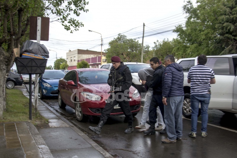 Así llegó el presunto sicario a la Comisaría Segunda. (C.R)