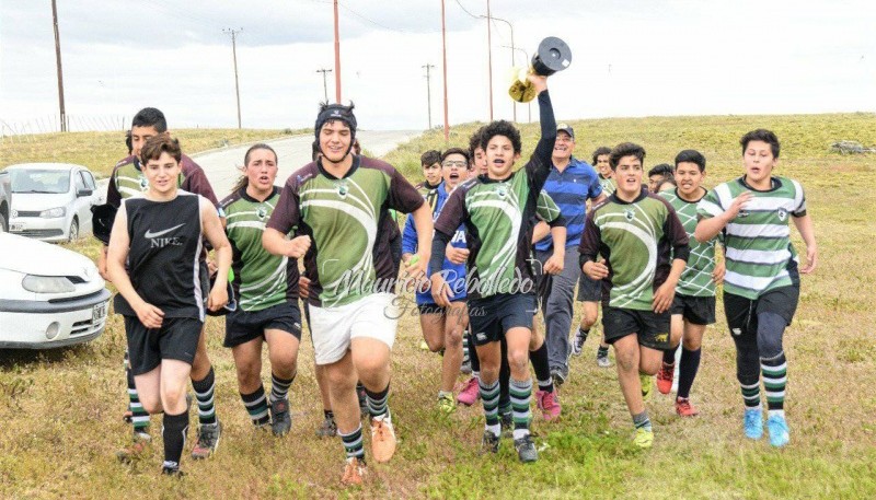 Los chicos de Macá Tobiano con la copa.