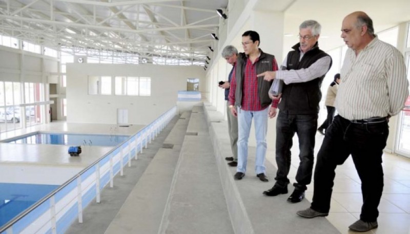 Giubetich, en recorrida de obra de la pileta municipal. (Archivo).