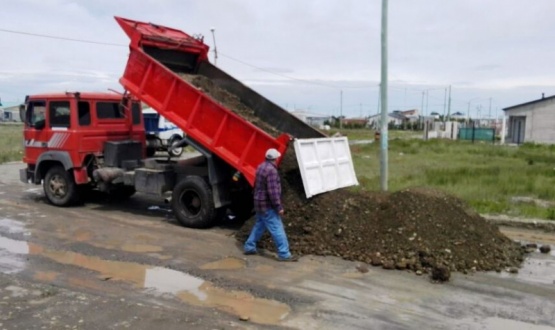 Hoy comenzaron a llevar los camiones de tierra