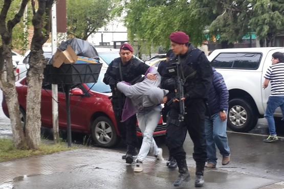 Etchebarne ingresó el sábado a la Comisaría Segunda en medio de gritos de “asesino”.