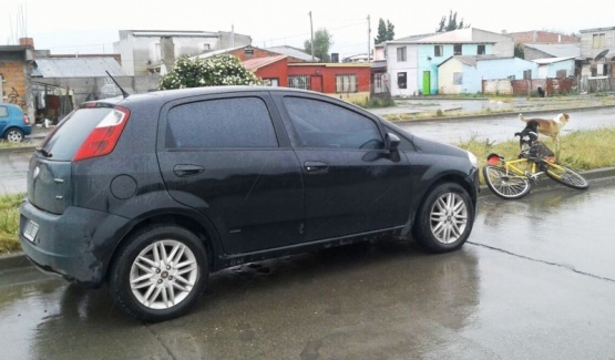 El Fiat Punto y la bicicleta a un costado (C.G)