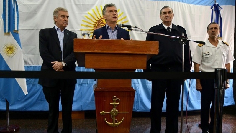 Mauricio Macri junto al ministro de Defensa, Oscar Aguad, y al jefe de la Armada, Marcelo Srur, en una conferencia de prensa en el Edificio Libertad, sede de la Armada, hace dos semanas.