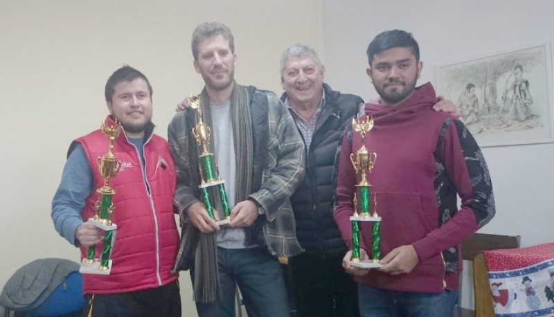 El presidente de la ADAR se fotografió con los medallistas.