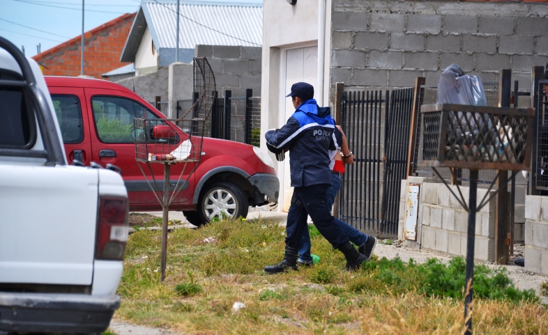 Uno de los demorados es retirado de la vivienda de calle Fadul.