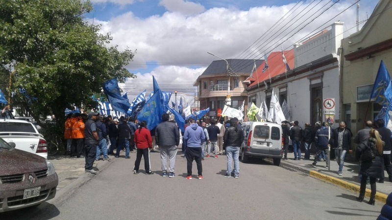 Petroleros afuera de la Comuna (C.R) 