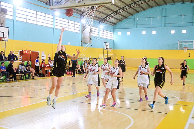 Las chicas en plena acción.    