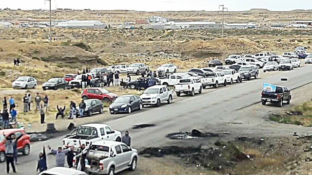 Reclamo de petroleros a la vera de la ruta. 