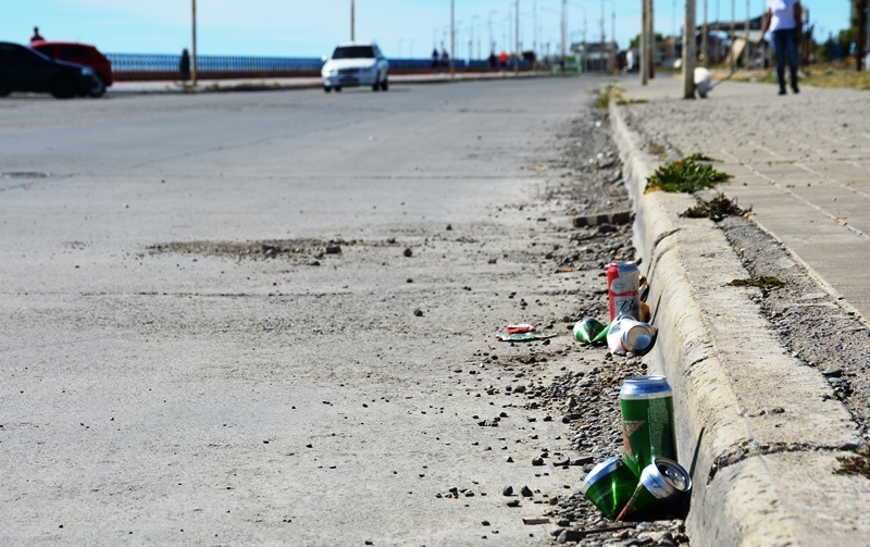 Latas de cerveza en la ría (C.R)