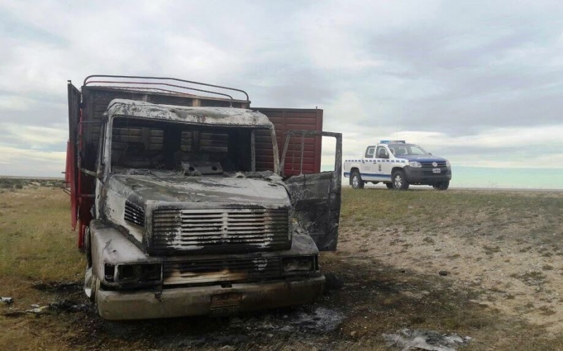 El camión quedó destruido a la vera de la Ruta 3.