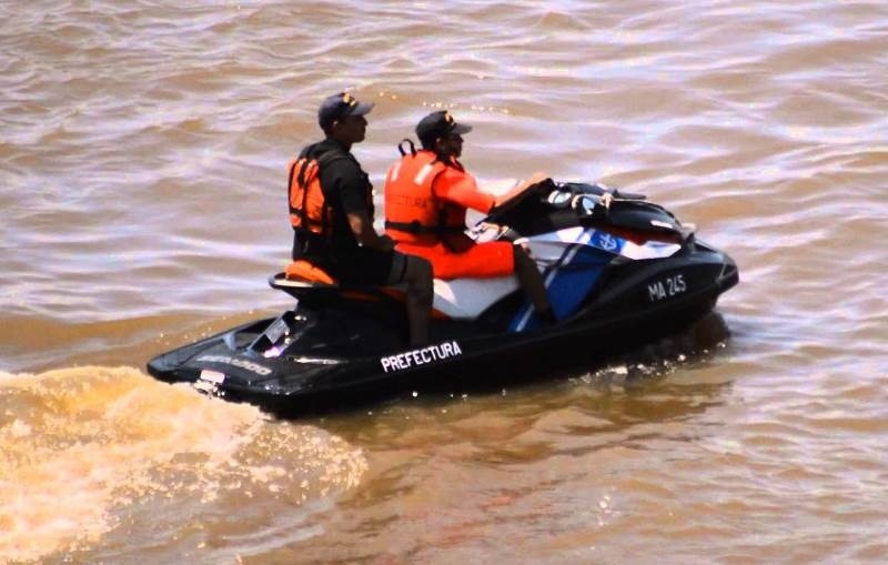 Los prefectos rescataron a la familia en motos de agua. 