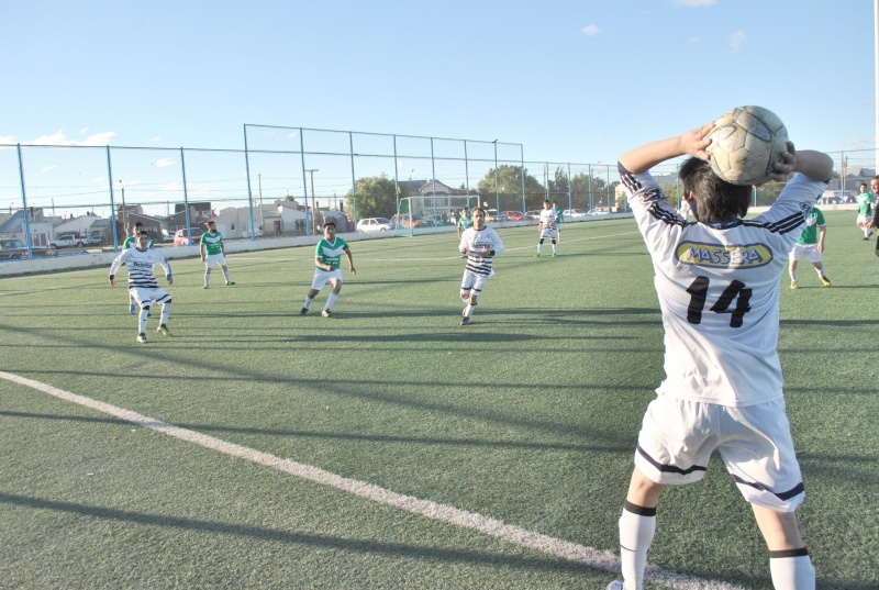 Mucho viento hubo en la cancha Enrique Pino. 