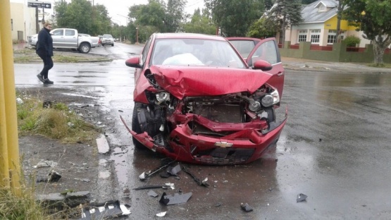 Así quedó el frente de uno de los autos.