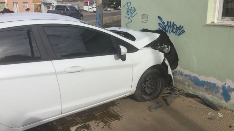 El auto quedó estrellado contra la pared. (LVDS)