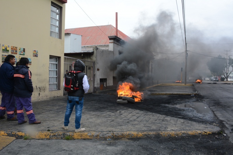 Semana de reclamos frente al Municipio. (C.R)